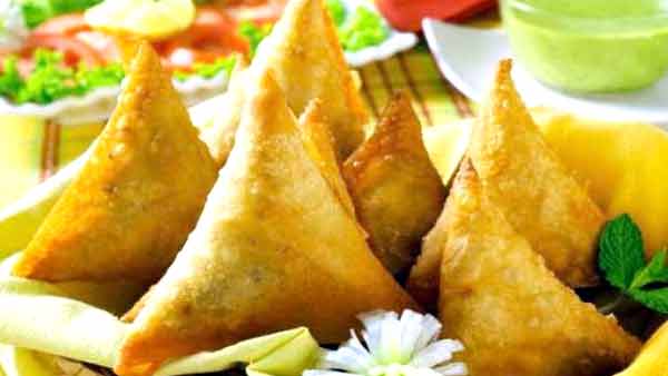 سموسہ کی تصویر، ہری مرچ اور ہرا دھنیا کے ساتھ.