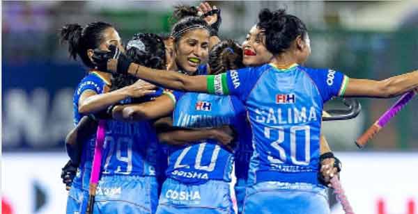 ہاکی خواتین ٹیم کے کھلاڑی ایک دوسرے کو گلے لگاتے ہوئے خوشی منا رہے ہیں.