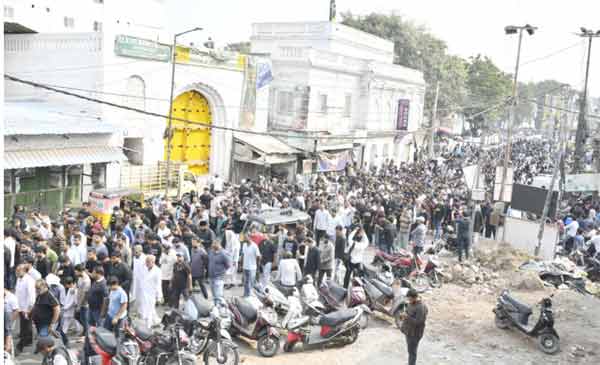 مرد و خواتین احتجاجی مظاہرے میں شریک، کراچی کی سڑکوں پر ہجوم.