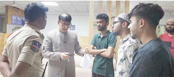 پولیس افسران اور شہریوں کا ہنگامی صورتحال میں تبادلہ خیال.