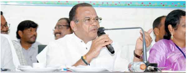 مقامی رہنما خطاب کرتے ہوئے، سیاسی اجلاس میں شرکت، عوامی مسائل پر گفتگو.