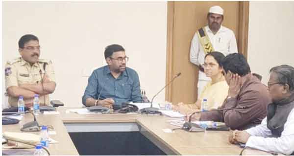 ملاقات میں حکومتی اور سیاسی رہنما گفتگو کر رہے ہیں، ایک اہم اجلاس کی تصویر.