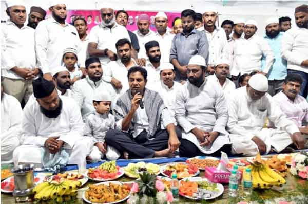 مذہبی تقریب میں لوگوں کا جمع ہونا، دعا اور کھانے کی تقریب.