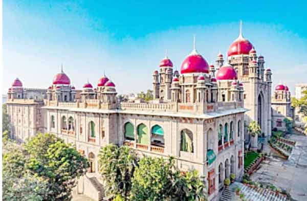 شاہی مسجد کا تاریخی اور خوبصورت منظر، خوبصورت عمارت اور باغات کے ساتھ.