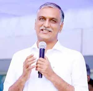 خودمختار شخص تقریر کرتے ہوئے، ہلکی مسکراہٹ کے ساتھ، ہاتھ میں مائیکروفون.