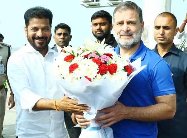 مذکورہ تصویر میں ایک شخص دوسرے کو پھولوں کا گلدستہ دے رہا ہے، خوشگوار لمحہ اور دوستانہ تعلقات کی عکا.