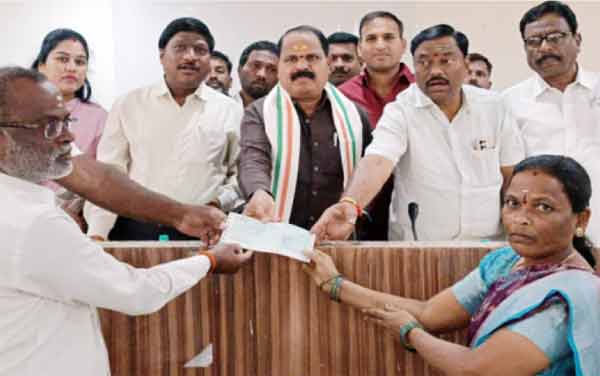 ہندوستانی سیاستدان عوامی تقریب میں پیسہ اور دستاویزات کا تبادلہ.