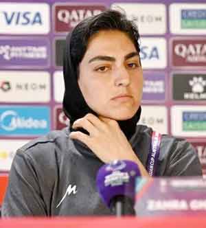 خاتون کھلاڑی پریس کانفرنس میں گفتگو کرتی ہوئی، کھیلوں کی تقریب میں شرکت.