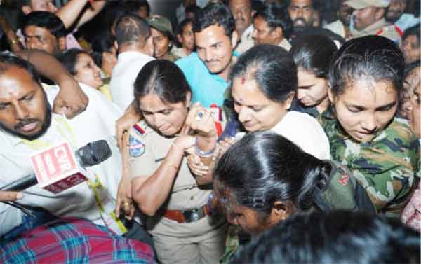 پولیس اہلکاروں کے ساتھ عوام کا ہجوم.