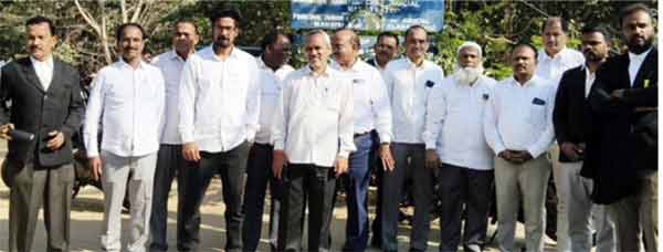 سیاستدانوں کا گروپ، ملاقات اور گفتگو کے دوران، سیاسی سرگرمیوں کی تصویر.