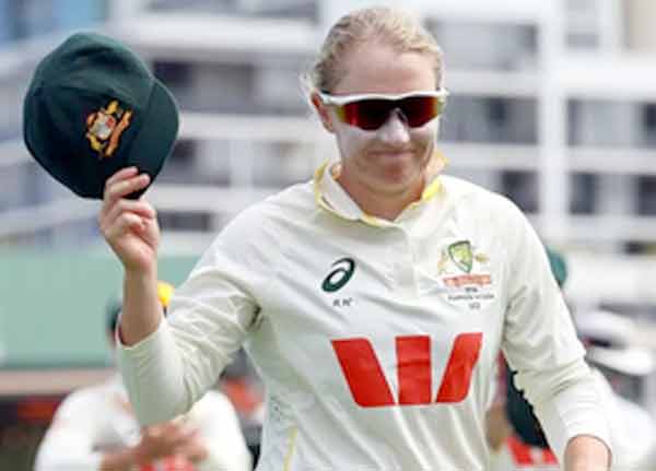 پاکستانی خواتین کرکٹ کھلاڑی، ہمت اور مہارت کا مظاہرہ.