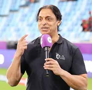 کپتان کا انٹرویو، کرکٹ میچ کے دوران گفتگو، پاکستان ٹیم کے رہنما میدان میں بات چیت کرتے ہوئے.