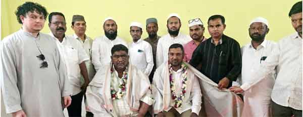 مذہبی رہنماؤں اور افراد کا گروپ، مذہبی تقریب یا اجتماع کی تصویر.