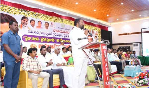 سیاست روز کے اجلاس میں مقرر خطاب کرتے ہوئے.