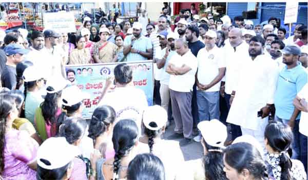 مظاہرہ میں عوام اور رہنما شریک، احتجاجی جلسہ جاری.