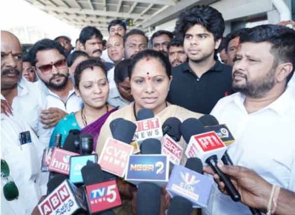 پولیس اور میڈیا کے نمائندے، خواتین اور مرد سیاستدان، پریس کانفرنس میں مصروف، عوامی مسائل پر گفتگو.