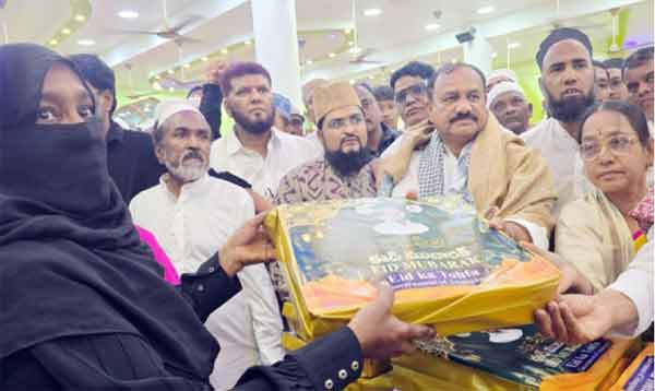 کتابیں تقسیم کرتے ہوئے خواتین اور مرد، عوامی تقریب، سیاہت ڈے، اردو اخبار.