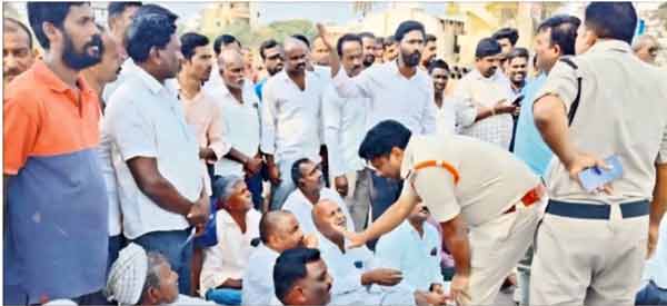 پولیس افسر اور شہریوں کے درمیان ملاقات، عوامی مسائل سن رہے ہیں.