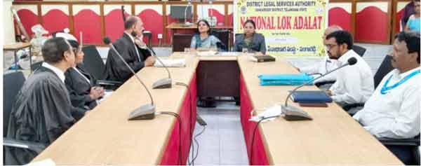 وکلاء اور ججز کے درمیان عدالتی اجلاس کی تصویر.