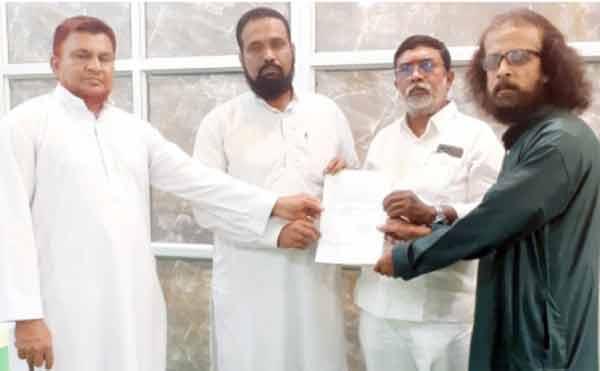 ملاقات کرنے والے افراد کے ساتھ دستاویز کا تبادلہ، سیاسی یا سرکاری ملاقات.