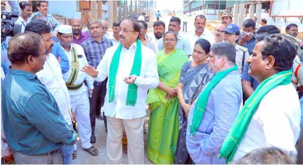 پہلا شخص عوام کے ساتھ بات چیت کرتا ہوا، سیاسی رہنما، عوامی اجتماع.