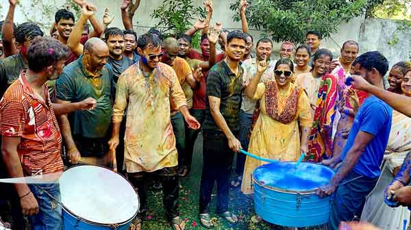 لوگ خوشی سے بھرپور تقریب میں شامل، ہنسی اور مسکراہٹیں.