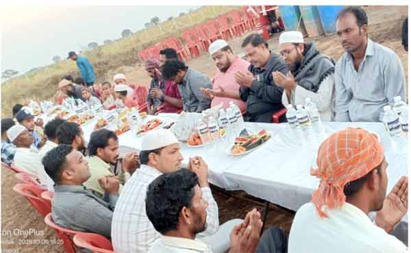 ایچ پی پٹرول پمپ پر افطار کی تقریب، لوگ دعا اور شکر ادا کر رہے ہیں۔.