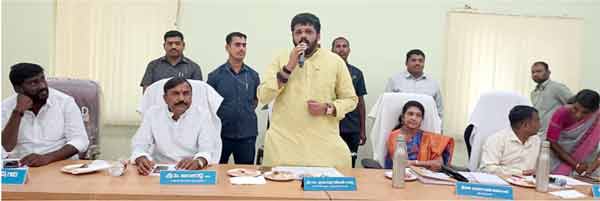 ایچ ٹی سی کے اجلاس میں اہم شخصیات کی گفتگو.