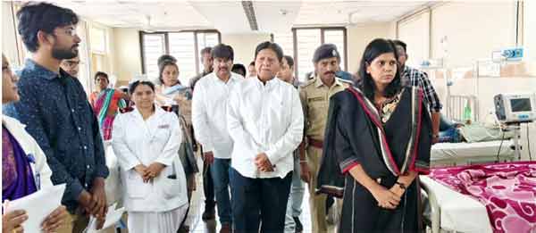 گورنمنٹ ہاسپٹل نظام آباد کا معائنہ، حکام اور طبی عملہ مریضوں کی دیکھ بھال کا جائزہ لے رہے ہیں۔.
