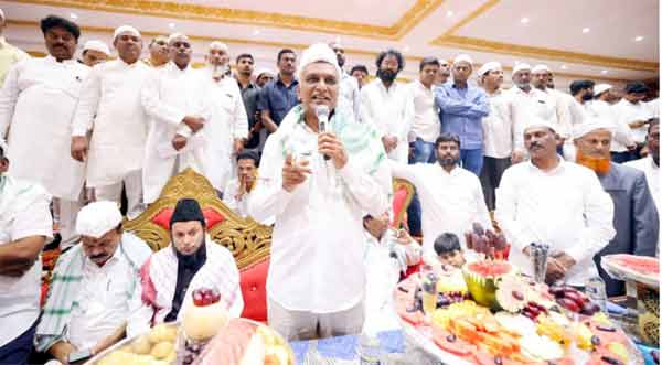 ایم اے ایم پی کے رہنما خطاب کرتے ہوئے، تقریب میں شرکاء کی موجودگی.