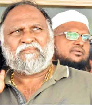 سیاست روز کے معروف صحافی اور سیاسی رہنما کی تصویر.