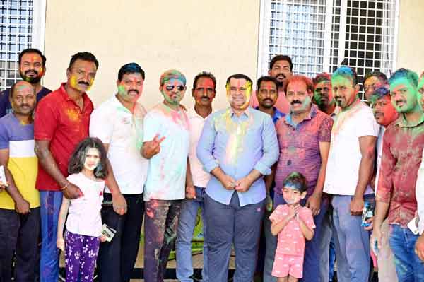 تصویری گروپ میں متعدد افراد، ہنستے اور مسکراتے ہوئے، رنگ برنگے کپڑوں میں، ہنسی خوشی کے لمحات.