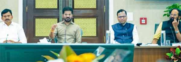 مقابلہ اجلاس میں شرکاء کی گفتگو، تعلیمی یا سرکاری نشست کی تصویر.