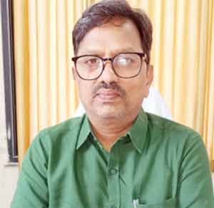 مرد کی تصویر، سرخ اور سبز لباس میں، آنکھوں کے چشمے کے ساتھ.