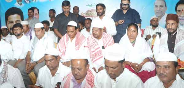 مذہبی اجتماع میں شرکاء کی تصاویر، مرد اور خواتین، دعائیہ تقریب میں شامل.