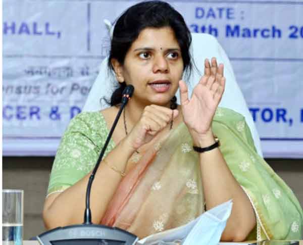 پریس کانفرنس میں خاتون سیاستدان گفتگو کرتی ہوئی، پس منظر میں تاریخ اور معلوماتی بورڈ دکھائی دے رہا ہ.