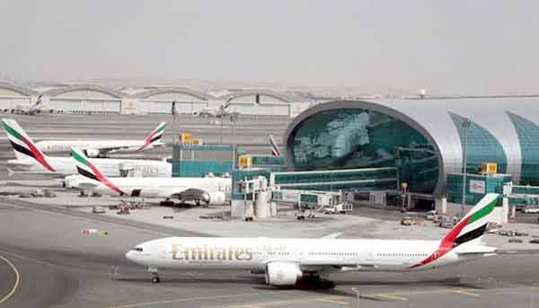 ایمرٹس ایئرلائن کا ہوائی جہاز، ایئرپورٹ پر تیار، سفر کے لیے تیار.