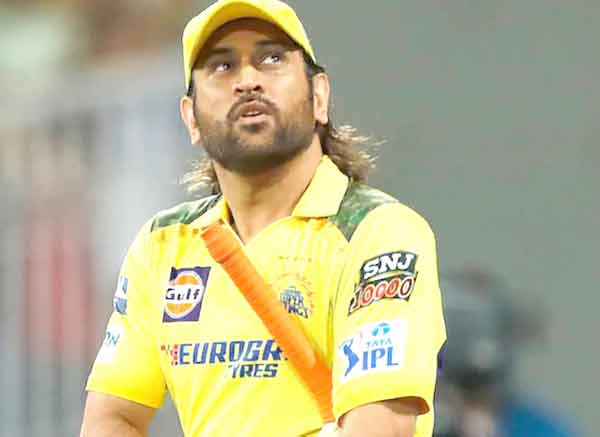 ایم ایس دھونی کی قیادت میں انڈین کرکٹ ٹیم کے سابق کپتان وراٹ کوہلی.