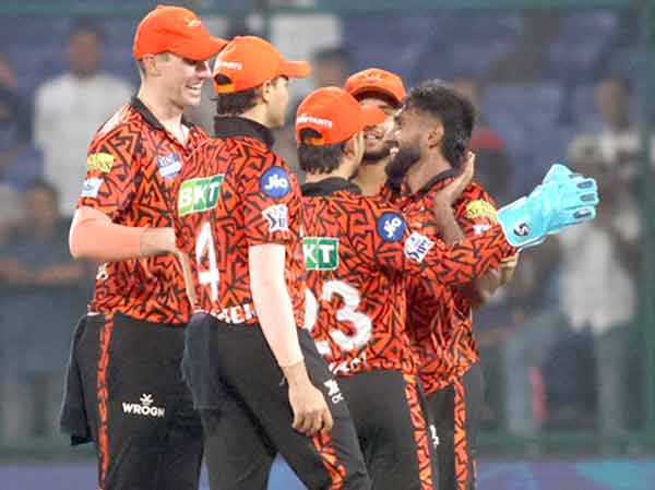 سن رائزرز حیدرآباد کے کھلاڑی خوشی سے جشن مناتے ہوئے، کامیابی کے لیے رنز بنانے کی تیاری.