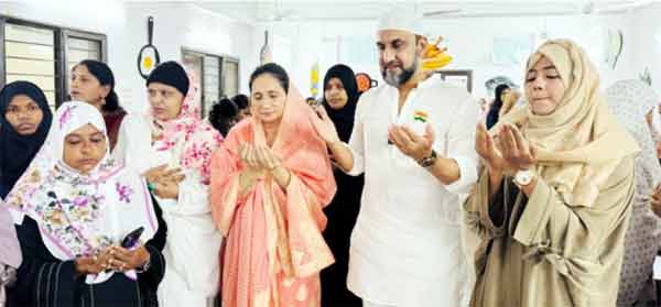 ہندو اور مسلم خواتین ایک ساتھ دعا اور عبادت کرتی ہوئی.