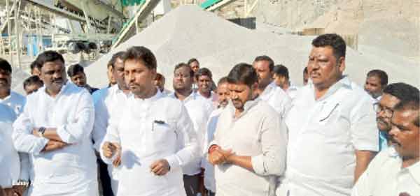 ایم پی اور مقامی رہنما عوام کے ساتھ ملاقات کرتے ہوئے.