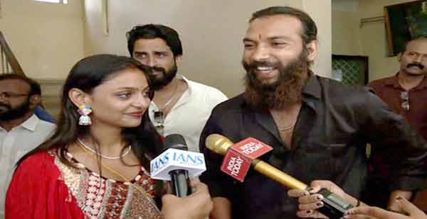 ملاقات کے دوران مشہور شخصیات کے درمیان خوشگوار گفتگو اور مسکراہٹیں.