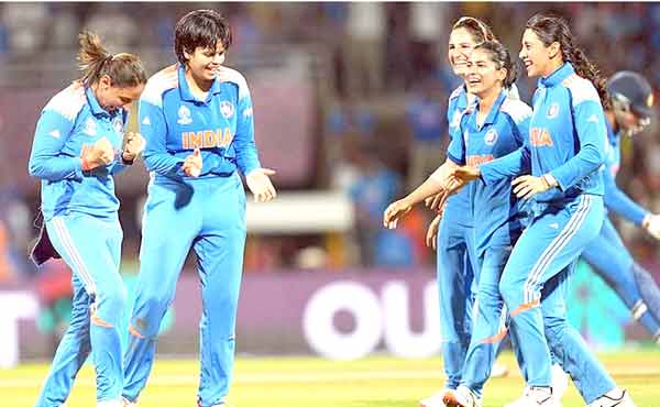 خواتین بھارتی کرکٹرز کھیل کے دوران خوش اور پرجوش.