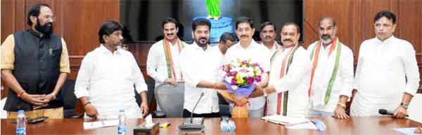 حکومتی رہنماؤں کی اہم ملاقات، پھولوں کا تحفہ پیش کیا جا رہا ہے.