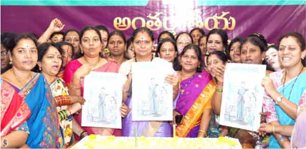 خواتین کی گروپ تصویر، خواتین ایک تقریب میں کھڑی ہیں، کچھ خواتین ہنستی اور مسکراتی ہوئی، ایک خاتون ہا.