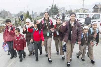 کشمیر میں طویل سرمائی چھٹیوں کے بعد اسکول دوبارہ کھل گئے