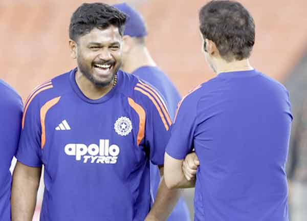 ایم ایس دھونی اور دیگر کھلاڑیوں کے درمیان دوستانہ بات چیت.