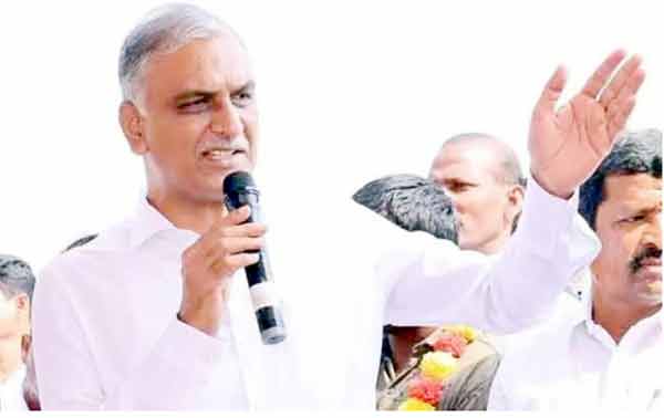 پولیس افسران کے ساتھ عوامی خطاب، ایک شخص عوامی جلسہ میں تقریر کر رہا ہے.