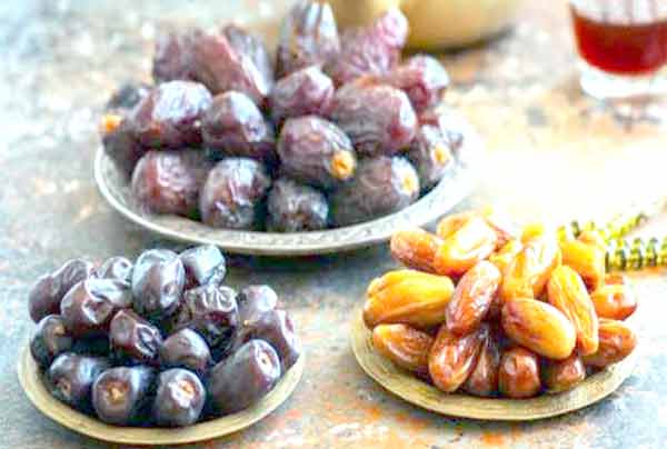 کھجوریں اور میوے کی پلیٹیں، صحت بخش اور مزیدار ناشتے کے لیے.