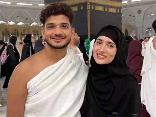 مکہ مکرمہ میں حج کے دوران مرد اور عورت کی تصویر، مذہبی سفر کی یادگار لمحے۔.